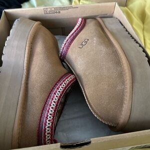 Ugg size 8 Tazz Women’s Slippers - New / Not Worn